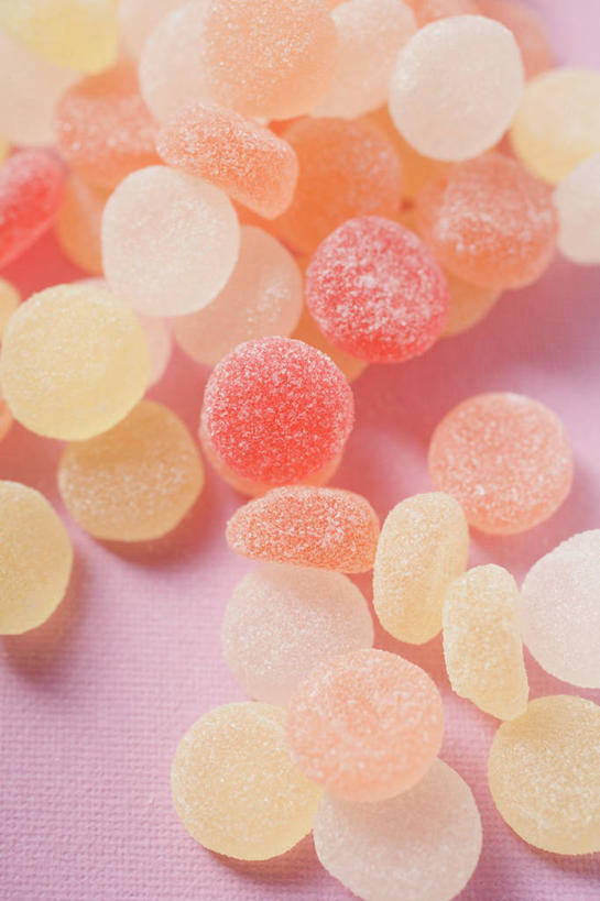 点心,无人,竖图,俯视,室内,特写,白天,桌面,桌子,一堆,许多,阴影,堆叠,堆积,粉色背景,反射,木制,影子,食品,甜点,甜品,食物,黄色,木制品,果冻,甜食,零食,橙色,摄影,影棚,堆,啫喱,彩图,高角度拍摄,影棚拍摄,拍摄