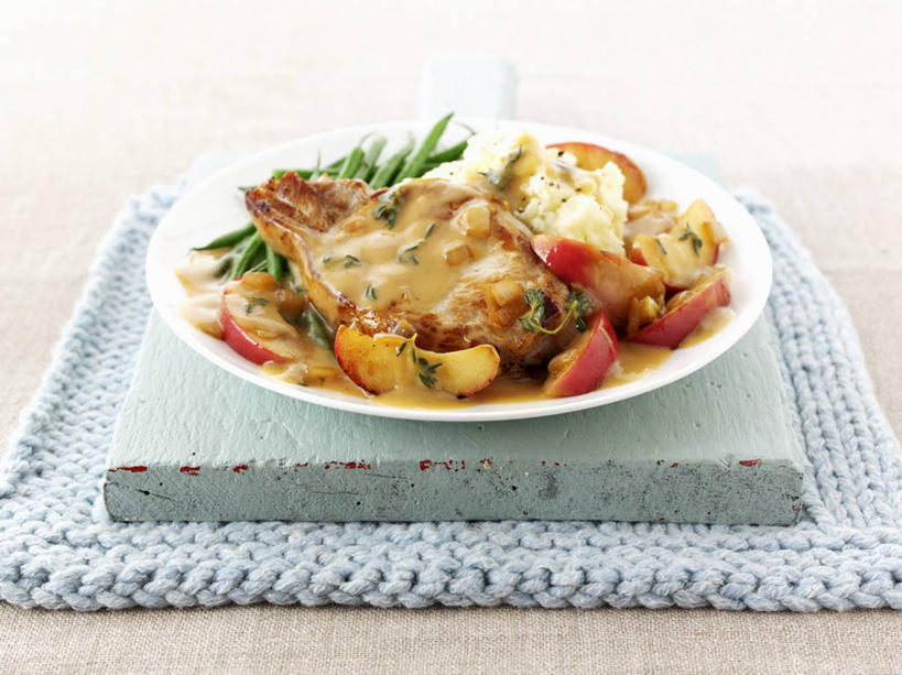 骨骼,无人,横图,俯视,室内,特写,白天,烹饪,中餐,桌面,桌子,苹果,餐具,水果,阴影,新鲜,反射,木制,碟子,盘,影子,排骨,肉,生食,油炸,料理,食品,果实,骨头,酒类,猪肉,菜肴,美食,肉类,酒,食物,饮料,一个,盘子,木制品,碟,中式,佳肴,有机食品,绿色食品,单个,果酒,骨架,肉食,炸猪排,豚肉,苹果酒,彩图,高角度拍摄