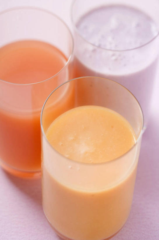 无人,竖图,俯视,室内,特写,白天,桌面,桌子,杯子,阴影,粉色背景,反射,木制,影子,食品,甜点,甜品,玻璃制品,食物,饮料,三个,木制品,水杯,甜食,冰淇淋,摄影,影棚,鲜奶,奶昔,玻璃杯,彩图,高角度拍摄,影棚拍摄,拍摄