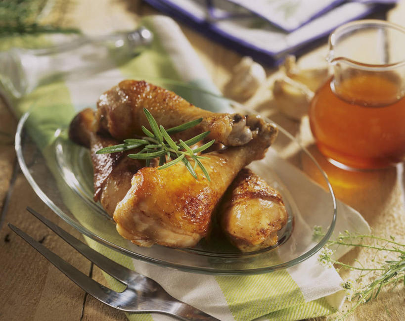 蜂蜜,无人,横图,俯视,室内,特写,白天,烹饪,桌面,桌子,蔬菜,蒜,餐具,叶子,玻璃,阴影,朦胧,模糊,新鲜,反射,木制,碟子,盘,影子,鸡肉,肉,料理,食品,绿叶,蒜头,鸡腿,菜肴,美食,肉类,玻璃制品,食物,一个,盘子,玻璃瓶,木制品,瓶子,碟,嫩叶,烤鸡腿,佳肴,有机食品,绿色食品,单个,迷迭香,鸡腿肉,花蜜,肉食,广口瓶,止痛,海洋之露,解毒,胡蒜,冬酿,石蜜,叶,叶片,大蒜,彩图,高角度拍摄