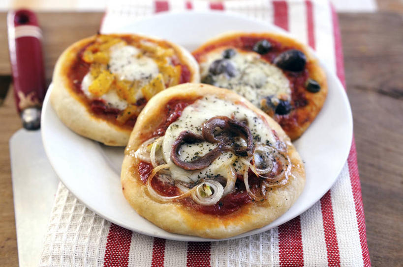 奶酪,无人,横图,俯视,室内,特写,白天,烹饪,西餐,桌面,桌子,餐具,阴影,花纹,反射,木制,布,碟子,盘,图案,影子,干酪,起司,料理,食品,披萨,匹萨,芝士,营养,布纹,菜肴,美食,食物,三个,一个,盘子,木制品,碟,快餐,乳酪,西式,佳肴,单个,布匹,乳制品,比萨,发酵,西式快餐,垃圾食品,意大利薄饼,彩图,高角度拍摄,迷你披萨