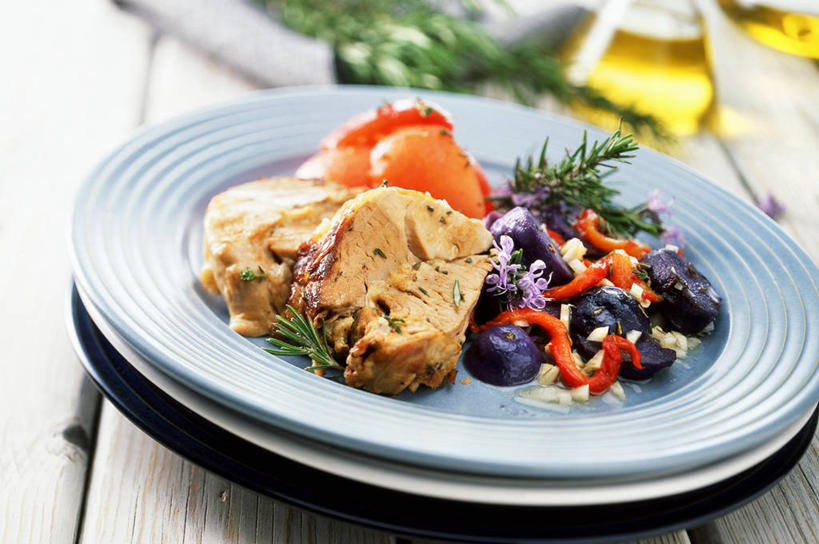 无人,横图,俯视,室内,特写,白天,桌面,桌子,蔬菜,土豆,餐具,叶子,阴影,朦胧,模糊,新鲜,反射,木制,碟子,盘,影子,肉,食用油,油,橄榄油,食品,绿叶,羊肉,肉类,玻璃制品,食物,一个,盘子,玻璃瓶,木制品,瓶子,碟,嫩叶,有机食品,绿色食品,单个,迷迭香,肉食,羊腿,植物油,馍馍蛋,海洋之露,黑土豆,紫土豆,叶,叶片,洋芋,山药蛋,马铃薯,彩图,高角度拍摄,羊腿肉