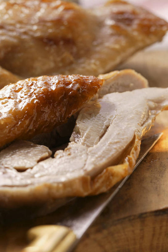 无人,竖图,俯视,室内,特写,白天,烹饪,西餐,桌面,桌子,鸡,金属制品,阴影,反射,金属,木制,工具,影子,鸡肉,肉,料理,食品,刀具,火鸡,烤火鸡,菜肴,美食,肉类,食物,木制品,刀,西式,佳肴,菜刀,肉食,切菜刀,七面鸟,吐绶鸡,彩图,高角度拍摄