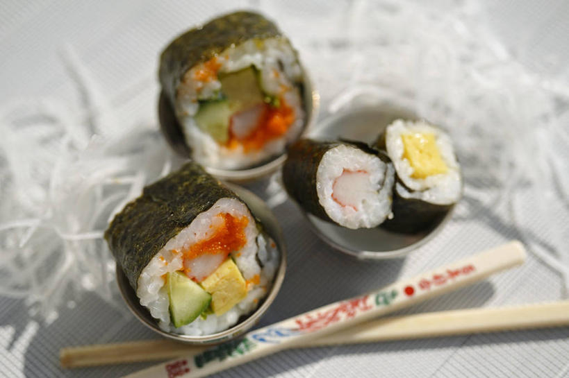 米饭,寿司,无人,横图,俯视,室内,特写,白天,烹饪,筷子,桌面,桌子,姜,蔬菜,餐具,阴影,新鲜,反射,木制,影子,日本料理,料理,食品,饭,文化,传统,菜肴,美食,食物,木制品,日式料理,日式,佳肴,有机食品,绿色食品,礼节,五谷,醋饭,止咳,礼仪,止痛,解毒,四喜饭,发汗,温肺,温胃,行气,止呕,百辣云,进餐用具,生姜,老姜,彩图,高角度拍摄,散寒