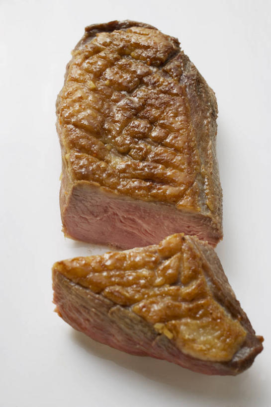 无人,竖图,俯视,室内,特写,白天,白色背景,桌面,桌子,阴影,反射,纹路,木制,纹理,影子,肉,鸭肉,肉类,木制品,摄影,影棚,肉食,肌理,彩图,高角度拍摄,影棚拍摄,拍摄