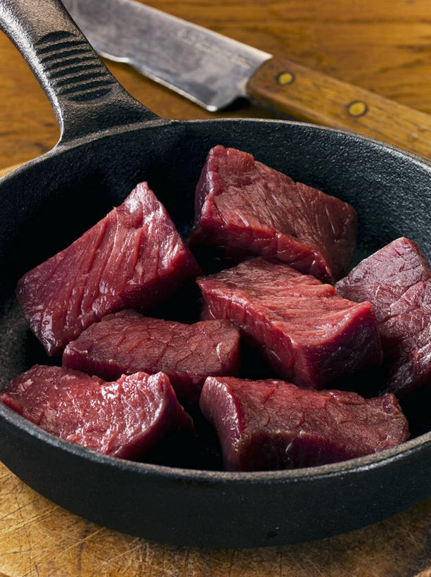 无人,竖图,俯视,室内,特写,白天,烹饪,桌面,桌子,厨具,金属制品,阴影,反射,金属,木制,工具,锅子,影子,肉,刀具,锅,肉类,一个,木制品,刀,单个,煎锅,锅具,菜刀,肉食,烹饪用具,鹿肉,切菜刀,烹调用具,烹调,彩图,高角度拍摄