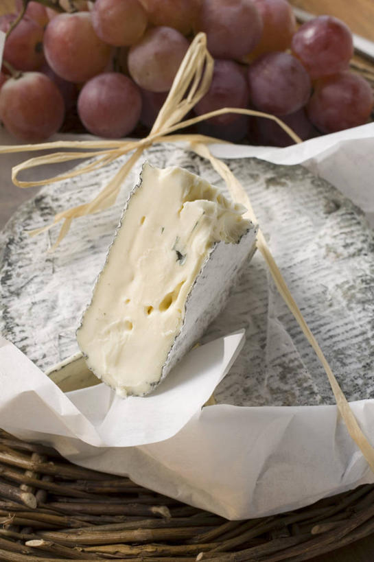 奶酪,无人,竖图,俯视,室内,特写,白天,桌面,桌子,葡萄,水果,阴影,新鲜,反射,木制,影子,生食,干酪,起司,食品,果实,芝士,营养,食物,木制品,乳酪,有机食品,绿色食品,乳制品,发酵,蓝纹奶酪,斯提耳顿干酪,山葫芦,蒲桃,草龙珠,彩图,高角度拍摄