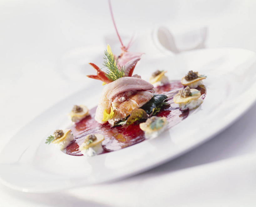 海鲜,龙虾,无人,横图,俯视,室内,特写,白天,白色背景,烹饪,西餐,桌面,桌子,蔬菜,餐具,阴影,新鲜,反射,木制,碟子,盘,影子,虾,料理,食品,甜菜,水产,菜肴,美食,海洋生物,食物,一个,盘子,木制品,碟,西式,摄影,佳肴,有机食品,绿色食品,影棚,单个,水生动物,海产品,水生物,海底动物,菾菜,彩图,高角度拍摄,影棚拍摄,拍摄