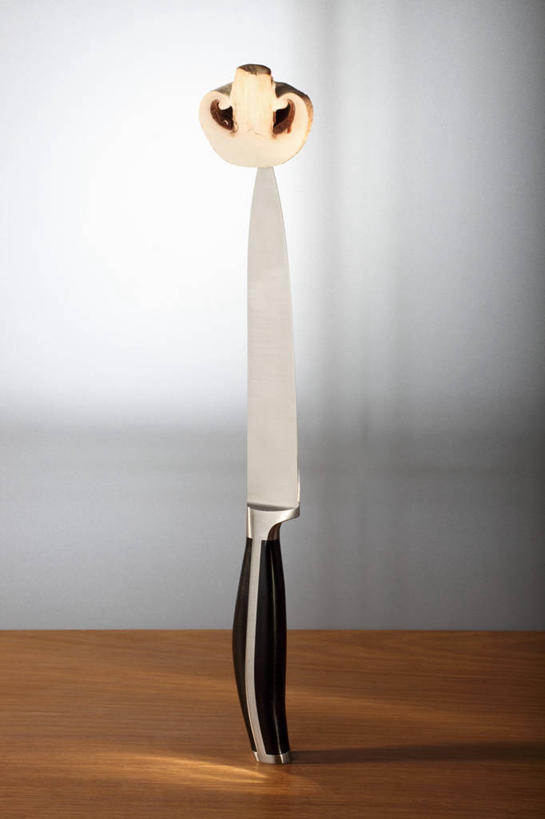 无人,竖图,室内,特写,白天,正面,桌面,桌子,蔬菜,金属制品,一把,阴影,朦胧,模糊,新鲜,反射,金属,木制,工具,影子,菌菇,蘑菇,食品,刀具,菌类,食物,木制品,刀,食用菌,有机食品,绿色食品,菜刀,横截面,剖面,切菜刀,截面,截面图形,彩图