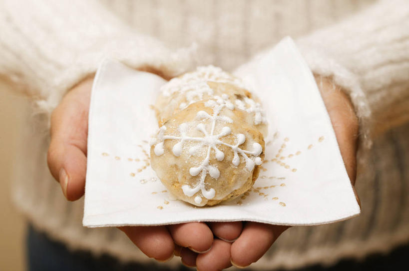 点心,西方人,儿童,手,一个人,站,捧,横图,俯视,室内,特写,白天,毛衣,纯洁,欧洲,欧洲人,双手,仅一个女性,仅一个人,朦胧,模糊,食品,曲奇,食物,小孩,餐巾,饼干,零食,站着,仅一个小孩,手部,可爱,童年,童趣,线衫,曲奇饼,童真,曲奇饼干,烂漫,无邪,保洁方巾,口布,天真,女孩,女人,女性,白种人,孩子,端,端着,捧着,手捧,站立,半身,彩图,高角度拍摄,绒衣,套衫,套头毛衣,线衣,女生