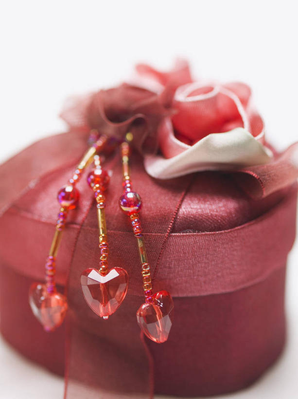 无人,竖图,俯视,室内,特写,白天,白色背景,爱情,桌面,桌子,礼盒,礼物,阴影,爱心,朦胧,模糊,反射,木制,影子,纸盒,食品,糖,糖果,甜点,甜品,浪漫,盒子,食物,一个,包装盒,木制品,礼品盒,甜食,巧克力,温暖,温馨,心形,恩爱,摄影,礼品,影棚,单个,朱古力,和睦,心型,彩图,高角度拍摄,影棚拍摄,拍摄,融洽