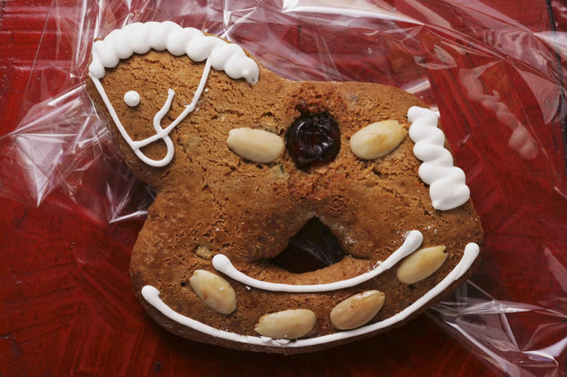 点心,无人,横图,俯视,室内,特写,白天,桌面,桌子,圣诞节,阴影,节日,庆祝,反射,木制,影子,食品,甜点,文化,食物,糕点,一个,木制品,饼干,甜食,零食,庆典,单个,纪念,木马,姜饼,德式姜饼,彩图,高角度拍摄