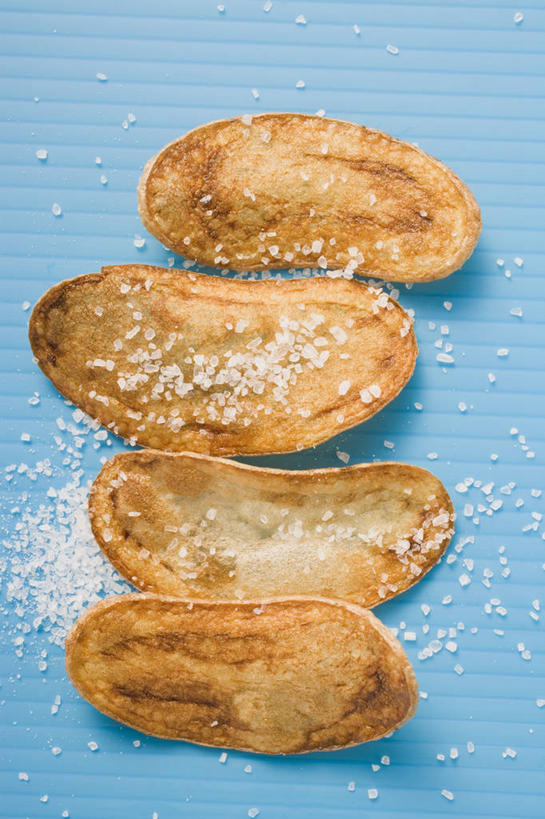 点心,无人,竖图,俯视,室内,特写,白天,桌面,桌子,一排,阴影,蓝色背景,整齐,反射,木制,影子,调料,盐,食品,调味品,调味料,薯片,食盐,食物,排列,木制品,零食,四块,摄影,影棚,队列,垃圾食品,彩图,高角度拍摄,影棚拍摄,拍摄