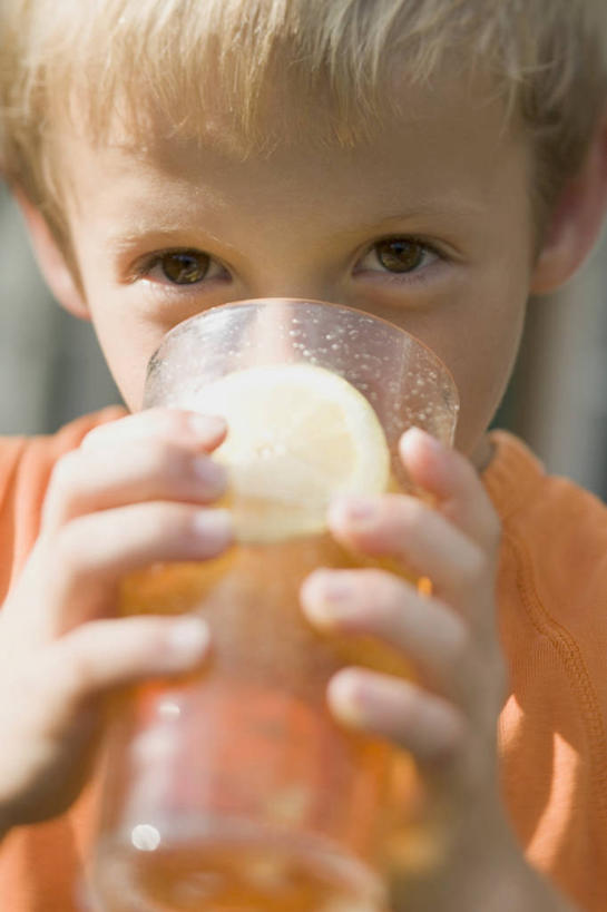西方人,儿童,脸,头,脸颊,手,一个人,站,竖图,室内,特写,白天,正面,幸福,纯洁,茶,杯子,欧洲,欧洲人,双手,仅一个男性,仅一个人,喝,握,服装,茶叶,一杯,拿,拿着,注视,休闲装,娱乐,玻璃制品,一个,小孩,衣服,水杯,观察,看,站着,仅一个小孩,享受,休闲,温馨,手部,休闲服,橙色,放松,可爱,乐趣,童年,童趣,握着,服饰,单个,观看,察看,提神,舒适,关注,醒脑,童真,烂漫,无邪,天真,男孩,男人,男性,白种人,孩子,头部,脸部,脸蛋,面部,玻璃杯,站立,半身,彩图,男生