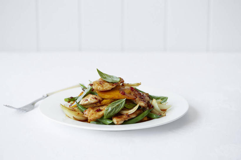 无人,横图,俯视,室内,特写,白天,白色背景,桌面,桌子,辣椒,南瓜,蔬菜,餐具,金属制品,阴影,新鲜,反射,金属,木制,叉子,碟子,盘,影子,金瓜,鸡肉,肉,食品,肉类,番瓜,食物,一个,盘子,木制品,碟,摄影,有机食品,绿色食品,影棚,单个,麦瓜,倭瓜,肉食,餐叉,辣角,红海椒,大椒,辣虎,广椒,进餐用具,辣子,红辣椒,海椒,番椒,彩图,高角度拍摄,影棚拍摄,拍摄