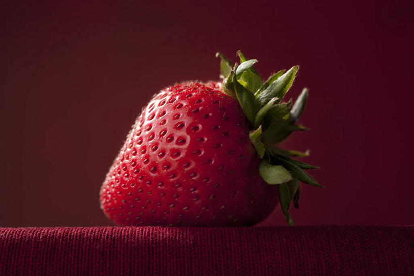 无人,横图,室内,特写,白天,正面,桌面,桌子,草莓,浆果,水果,阴影,新鲜,反射,木制,布料,影子,生食,食品,果实,布纹,桌布,食物,一个,红色,餐巾,木制品,台布,有机食品,绿色食品,单个,洋莓,水果皇后,红莓,地莓,彩图