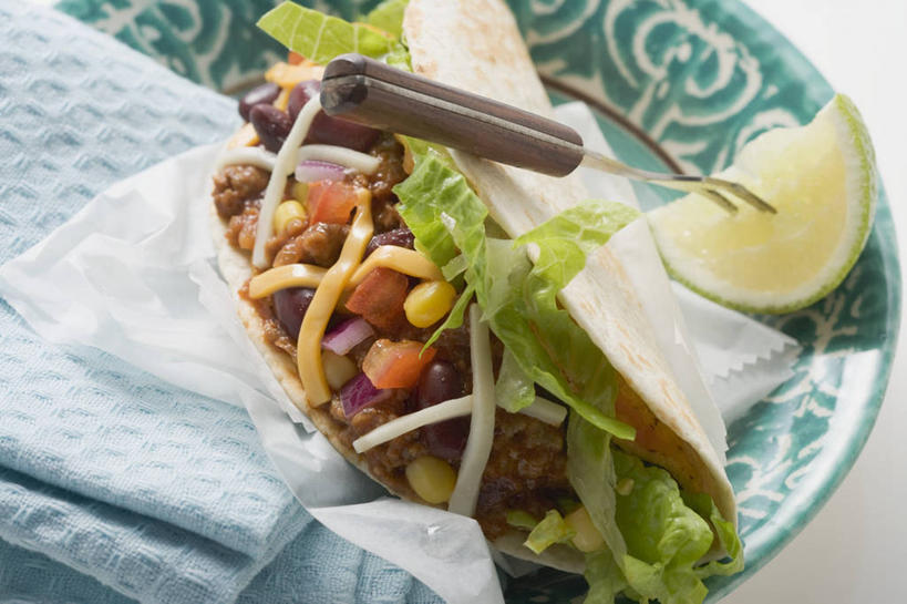 点心,奶酪,无人,横图,俯视,室内,特写,白天,白色背景,玉米,桌面,桌子,蔬菜,餐具,水果,叶子,金属制品,阴影,新鲜,反射,金属,木制,棒子,叉子,碟子,盘,影子,玉蜀黍,生食,干酪,起司,食品,果实,绿叶,芝士,营养,文化,蔬果,饼,小吃,食物,糕点,一个,盘子,餐巾,木制品,碟,甜食,嫩叶,乳酪,摄影,有机食品,绿色食品,影棚,单个,苞米,乳制品,苞芦,发酵,餐叉,玉米饼,苞谷,酸橙,包谷,大蜀黍,番麦,薏米包,玉高粱,玉麦,珍珠米,代代,保洁方巾,口布,叶,叶片,进餐用具,橙子,橙,彩图,高角度拍摄,影棚拍摄,拍摄