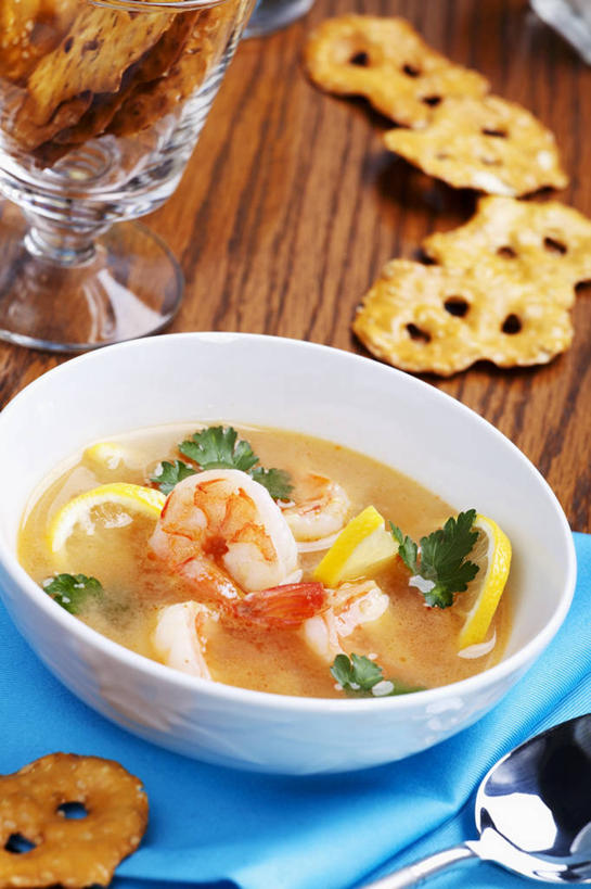 点心,海鲜,无人,竖图,俯视,室内,特写,白天,烹饪,西餐,桌面,桌子,柠檬,水果,阴影,新鲜,反射,木制,影子,陶瓷,生食,汤,虾,料理,食品,果实,陶瓷制品,水产,菜肴,美食,大虾,海洋生物,食物,一个,木制品,容器,碗,饼干,零食,西式,佳肴,有机食品,绿色食品,对虾,单个,储藏,储存,水生动物,海产品,水生物,海底动物,斑节虾,东方对虾,中国对虾,益母果,柠果,彩图,高角度拍摄,贮存