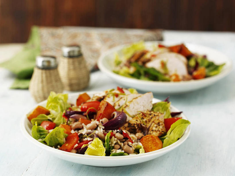 无人,横图,俯视,室内,特写,白天,植物,桌面,桌子,蔬菜,西红柿,餐具,叶子,阴影,朦胧,模糊,新鲜,反射,木制,碟子,盘,纹理,影子,生菜,莴苣,调料,调味,鸡肉,肉,生食,蔬菜沙拉,香料,盐,佐料,沙拉,食品,绿叶,黑胡椒,调味品,调味料,色拉,沙律,肉类,食盐,食物,两个,绿色,盘子,木制品,碟,嫩叶,有机食品,绿色食品,色拉酱,配料,千岛酱,肉食,肌理,作料,春菜,鹅仔菜,莴仔菜,千金菜,叶用莴苣,叶,叶片,叶脉,胡椒,番茄,彩图,高角度拍摄