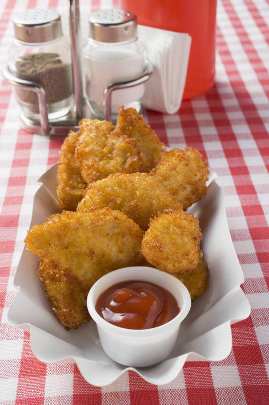 无人,竖图,俯视,室内,特写,白天,烹饪,桌面,桌子,餐具,阴影,反射,木制,布料,碟子,罐子,盘,影子,调料,调味,鸡肉,酱料,酱汁,茄汁,肉,香料,盐,油炸,佐料,料理,食品,黑胡椒,调味品,调味料,布纹,番茄酱,鸡块,酱,菜肴,美食,肉类,食盐,玻璃制品,桌布,食物,盘子,玻璃瓶,餐巾,木制品,瓶子,碟,台布,佳肴,配料,炸鸡块,肉食,作料,胡椒,彩图,高角度拍摄