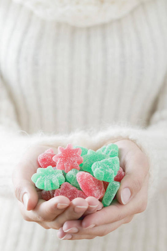 西方人,手,一个人,站,捧,竖图,室内,特写,白天,正面,毛衣,欧洲,欧洲人,双手,仅一个年轻女性,仅一个女性,仅一个人,食品,糖,糖果,甜点,甜品,软糖,食物,红色,绿色,白色,甜食,站着,手部,线衫,年轻女性,女人,女性,白种人,端,端着,捧着,手捧,站立,半身,彩图,绒衣,套衫,套头毛衣,线衣