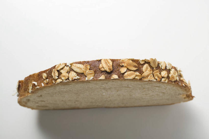 点心,面包,无人,横图,俯视,室内,特写,白天,白色背景,桌面,桌子,一片,阴影,反射,木制,影子,食品,面点,燕麦,食物,糕点,木制品,摄影,影棚,横截面,剖面,玉麦,铃铛麦,裸燕麦,雀麦,野麦,莜麦,截面,截面图形,彩图,高角度拍摄,影棚拍摄,拍摄