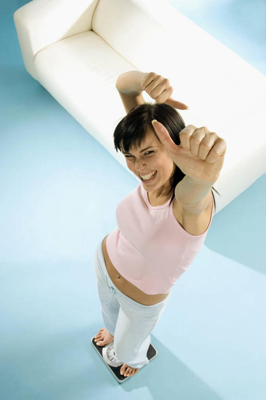 西方人,一个人,客厅,站,举,笑,微笑,露齿笑,竖图,俯视,室内,白天,智慧,仪器,沙发,欧洲,欧洲人,仅一个年轻女性,仅一个女性,仅一个人,突出,服装,生活,注视,休闲装,称赞,表扬,衣服,观察,看,手势,托,站着,休闲,健康,休闲服,竖,服饰,观看,翘,高,察看,衡量,起居室,夸奖,体重,优秀,关注,计量,布艺沙发,好,妙,顺利,出色,超群,杰出,卓越,奇妙,衡器,健康秤,客堂,聪明,年轻女性,女人,女性,白种人,大拇指,秤,体重秤,举起,举手,举着,抬头,向上举,向上伸,向上托,仰头,站立,彩图,高角度拍摄,全身