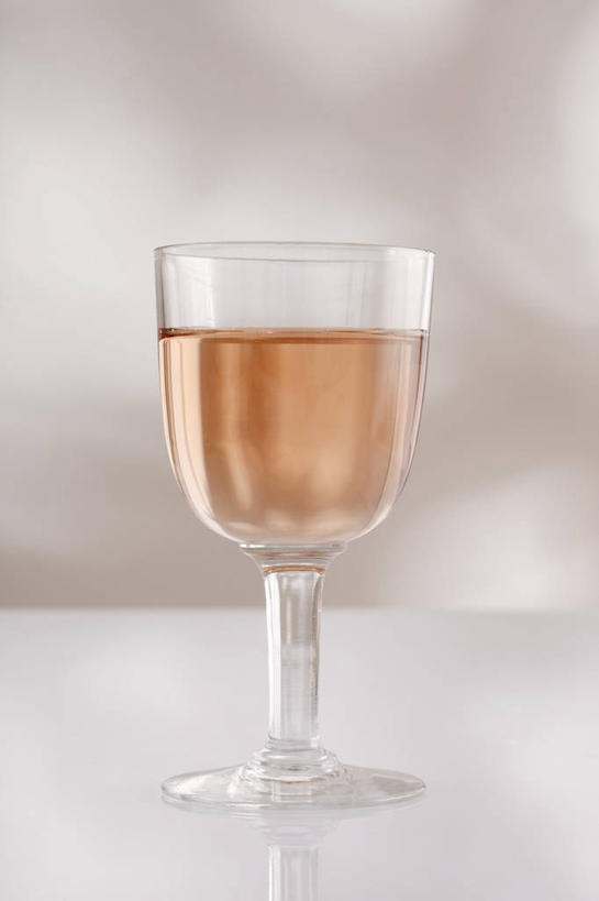 红酒,葡萄酒,无人,竖图,室内,特写,白天,白色背景,正面,桌面,桌子,杯子,阴影,反射,木制,高脚杯,影子,红酒杯,酒类,一杯,玻璃制品,酒,饮料,一个,酒杯,木制品,摄影,影棚,单个,葡萄酒杯,桃红葡萄酒,玻璃杯,彩图,影棚拍摄,拍摄