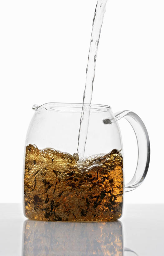 无人,竖图,室内,特写,白天,白色背景,正面,幸福,水,茶,桌面,桌子,玻璃,阴影,反射,木制,壶,液体,影子,水滴,红茶,茶叶,娱乐,玻璃制品,水壶,一个,茶壶,木制品,容器,享受,休闲,温馨,放松,乐趣,摄影,影棚,单个,提神,舒适,下降,醒脑,降落,降低,下跌,下落,彩图,影棚拍摄,拍摄