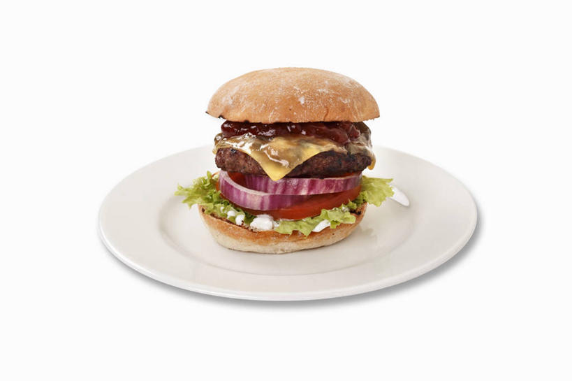 点心,面包,奶酪,无人,横图,俯视,室内,特写,白天,白色背景,烹饪,西餐,餐桌,桌面,桌子,蔬菜,西红柿,洋葱,餐具,阴影,新鲜,反射,木制,碟子,盘,影子,生菜,莴苣,肉,干酪,汉堡,牛肉,起司,料理,食品,面点,芝士,营养,菜肴,美食,肉类,食物,糕点,一个,盘子,木制品,碟,快餐,乳酪,西式,摄影,佳肴,有机食品,绿色食品,影棚,单个,餐台,乳制品,玉葱,发酵,肉食,西式快餐,垃圾食品,小圆面包,春菜,鹅仔菜,莴仔菜,千金菜,叶用莴苣,圆葱,洋葱头,球葱,番茄,葱头,彩图,高角度拍摄,影棚拍摄,拍摄