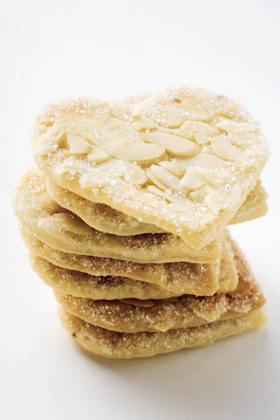 点心,无人,竖图,俯视,室内,特写,白天,白色背景,爱情,桌面,桌子,杏仁,圣诞节,一排,阴影,节日,爱心,庆祝,整齐,反射,木制,影子,食品,曲奇,浪漫,文化,食物,排列,木制品,饼干,零食,庆典,温暖,温馨,心形,恩爱,摄影,影棚,纪念,堆,和睦,队列,曲奇饼,曲奇饼干,心型,杏子,杏梅仁,杏核仁,木落子,苦杏仁,彩图,高角度拍摄,影棚拍摄,拍摄,融洽