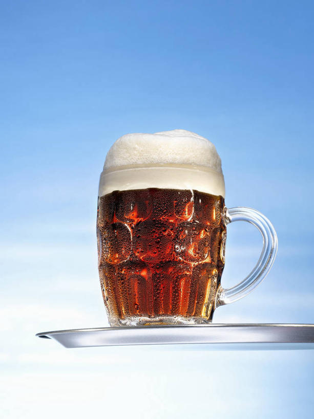 啤酒,无人,竖图,室内,特写,白天,仰视,杯子,餐具,碟子,盘,酒类,一杯,玻璃制品,酒,饮料,一个,盘子,酒杯,啤酒杯,碟,单个,玻璃杯,彩图,低角度拍摄