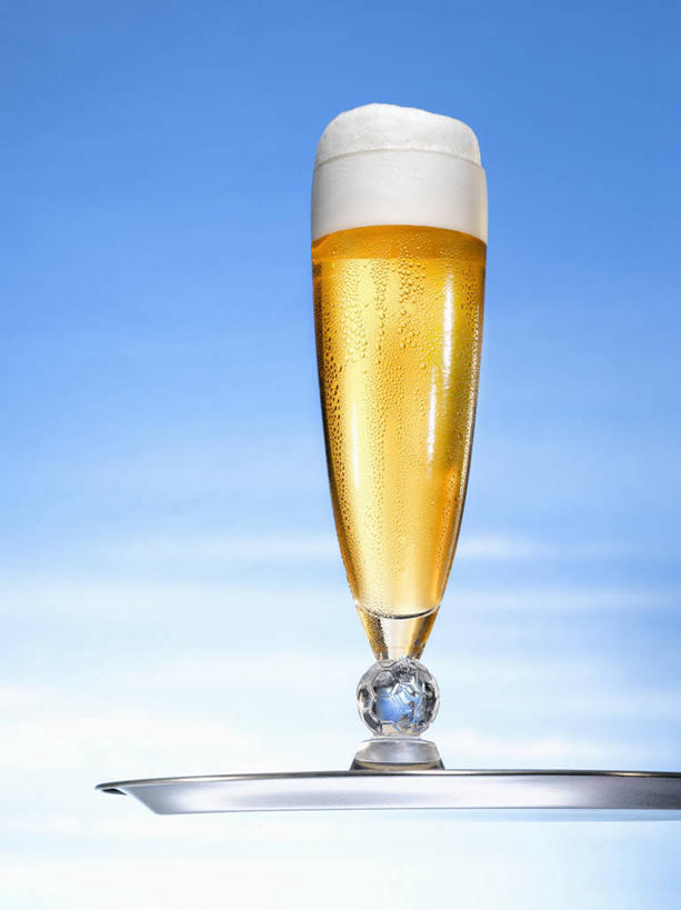 啤酒,无人,竖图,室内,特写,白天,仰视,杯子,餐具,碟子,盘,酒类,一杯,玻璃制品,酒,饮料,一个,盘子,酒杯,啤酒杯,碟,单个,玻璃杯,彩图,低角度拍摄