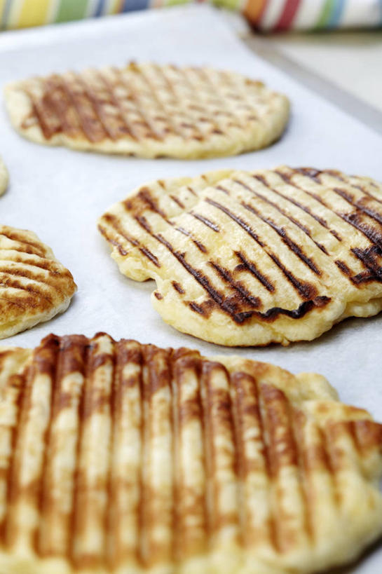 点心,面包,无人,竖图,俯视,室内,特写,白天,桌面,桌子,阴影,反射,纹路,木制,纹理,影子,食品,面点,食物,糕点,木制品,肌理,彩图,高角度拍摄