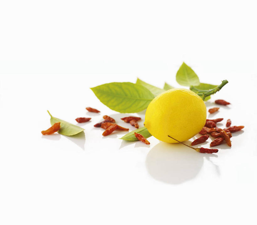 无人,横图,俯视,室内,特写,白天,白色背景,植物,桌面,桌子,柠檬,辣椒,蔬菜,水果,叶子,阴影,新鲜,反射,木制,纹理,影子,生食,食品,果实,绿叶,蔬果,食物,一个,黄色,红色,绿色,木制品,嫩叶,摄影,有机食品,绿色食品,影棚,单个,干辣椒,脱水,辣角,红海椒,大椒,辣虎,广椒,肌理,叶,叶片,叶脉,益母果,柠果,辣子,红辣椒,海椒,番椒,彩图,高角度拍摄,影棚拍摄,拍摄,干海椒,筒筒辣角