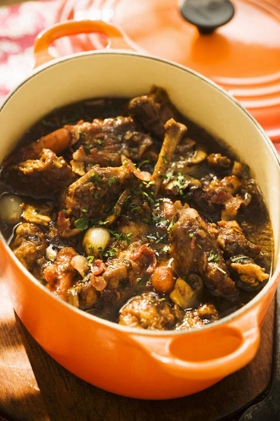 无人,竖图,俯视,室内,特写,白天,烹饪,桌面,桌子,蔬菜,厨具,阴影,新鲜,反射,木制,布料,锅子,砂锅,影子,陶瓷,肉,食品,陶瓷制品,布纹,锅,鸭肉,肉类,桌布,食物,一个,餐巾,木制品,台布,有机食品,绿色食品,单个,锅具,肉食,烹饪用具,烹调用具,烹调,彩图,高角度拍摄