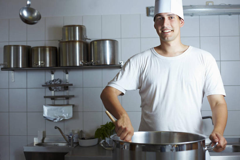 西方人,一个人,厨师,站,笑,微笑,露齿笑,横图,室内,白天,正面,烹饪,厨具,帽子,金属制品,欧洲,欧洲人,仅一个男性,仅一个人,一排,握,服装,整齐,金属,瓷砖,锅子,勺子,墙,拿,拿着,注视,休闲装,锅,墙壁,墙面,排列,仅一个年轻男性,衣服,白色,调羹,汤匙,观察,看,站着,休闲,休闲服,握着,服饰,锅具,观看,堆,察看,队列,关注,厨师帽,烹饪用具,男人,男性,年轻男性,白种人,厨师长,厨子,大厨,主厨,烹调用具,烹调,站立,半身,彩图