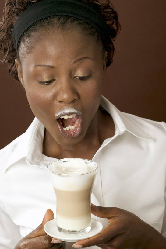 咖啡,西方人,脸,头,脸颊,手,一个人,站,竖图,室内,特写,白天,正面,幸福,杯子,欧洲,非洲,黑人,欧洲人,双手,仅一个年轻女性,仅一个女性,仅一个人,服装,惊讶,一杯,注视,休闲装,娱乐,玻璃制品,饮料,一个,衣服,白色,水杯,观察,看,站着,张嘴,享受,休闲,温馨,手部,休闲服,放松,乐趣,摄影,服饰,影棚,褐色背景,单个,观看,惊奇,察看,提神,舒适,关注,醒脑,张大嘴巴,软饮料,拿铁,拿铁咖啡,年轻女性,女人,女性,非洲人,头部,脸部,脸蛋,面部,玻璃杯,张开嘴,站立,半身,彩图,影棚拍摄,拍摄