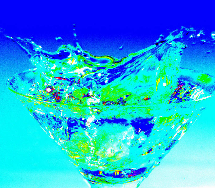 无人,横图,室内,特写,白天,正面,杯子,飞溅,蓝色背景,溅,高脚杯,液体,水滴,酒类,文化,玻璃制品,酒,水珠,饮料,一个,酒杯,鸡尾酒,调酒,摄影,影棚,单个,创造,喷洒,想象,马提尼,马提尼酒,鸡尾酒杯,玻璃杯,彩图,影棚拍摄,拍摄