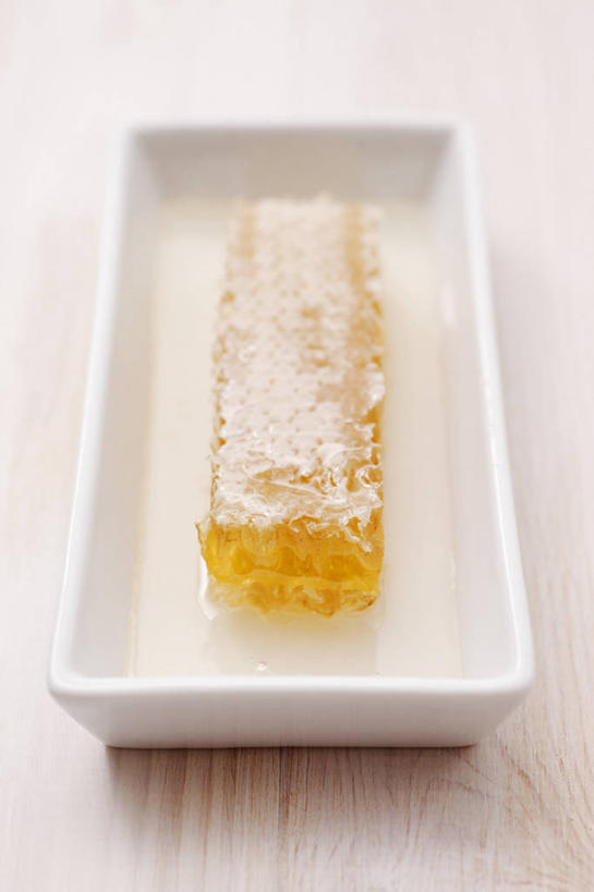 蜂蜜,无人,竖图,俯视,室内,特写,白天,白色背景,桌面,桌子,阴影,反射,木制,影子,陶瓷,陶瓷制品,一个,木制品,容器,碗,摄影,影棚,单个,储藏,储存,花蜜,止痛,解毒,冬酿,石蜜,彩图,高角度拍摄,影棚拍摄,拍摄,贮存