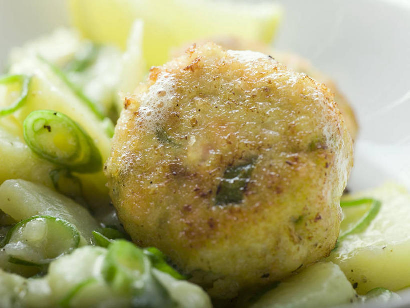 无人,横图,俯视,室内,特写,白天,桌面,桌子,蔬菜,土豆,阴影,朦胧,模糊,新鲜,反射,木制,影子,葱,青葱,肉,鱼肉,食品,肉类,食物,木制品,有机食品,绿色食品,肉食,馍馍蛋,洋芋,山药蛋,马铃薯,彩图,高角度拍摄