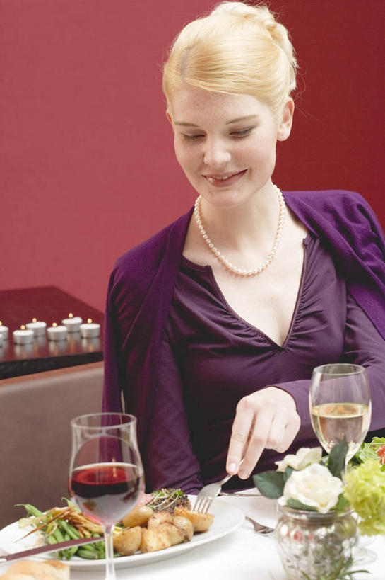 红酒,葡萄酒,西方人,一个人,坐,笑,微笑,露齿笑,竖图,室内,白天,正面,餐桌,桌子,蔬菜,杯子,餐具,欧洲,欧洲人,仅一个年轻女性,仅一个女性,仅一个人,握,阴影,服装,新鲜,反射,叉子,碟子,高脚杯,盘,影子,生食,蔬菜沙拉,沙拉,食品,红酒杯,酒类,拿,拿着,注视,休闲装,色拉,沙律,玻璃制品,酒,食物,饮料,衣服,盘子,酒杯,碟,低头,观察,看,休闲,休闲服,红葡萄酒,握着,服饰,有机食品,绿色食品,餐台,观看,色拉酱,察看,葡萄酒杯,关注,千岛酱,餐叉,垂头,年轻女性,女人,女性,白种人,玻璃杯,进餐用具,坐着,半身,彩图