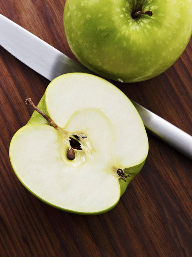 无人,竖图,俯视,室内,特写,白天,桌面,桌子,苹果,水果,金属制品,阴影,新鲜,反射,金属,木制,工具,影子,生食,食品,果实,刀具,食物,绿色,木制品,刀,青苹果,有机食品,绿色食品,水果刀,横截面,剖面,截面,截面图形,彩图,高角度拍摄