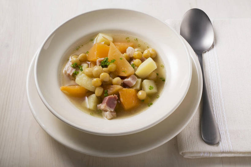 无人,横图,俯视,室内,特写,白天,白色背景,植物,桌面,桌子,豆,蔬菜,餐具,金属制品,阴影,新鲜,反射,金属,木制,碟子,盘,影子,勺子,豆类,豆子,刀豆,肉,食品,火腿,四季豆,猪肉,肉类,食物,腌制,一个,盘子,餐巾,木制品,调羹,碟,汤匙,芥菜,摄影,有机食品,绿色食品,影棚,单个,芸豆,肉食,豆科,大头菜,豚肉,菜豆,二季豆,白肾豆,架豆,玉豆,去豆,盖菜,熏制,火肉,兰熏,猪腿,保洁方巾,口布,彩图,高角度拍摄,影棚拍摄,拍摄