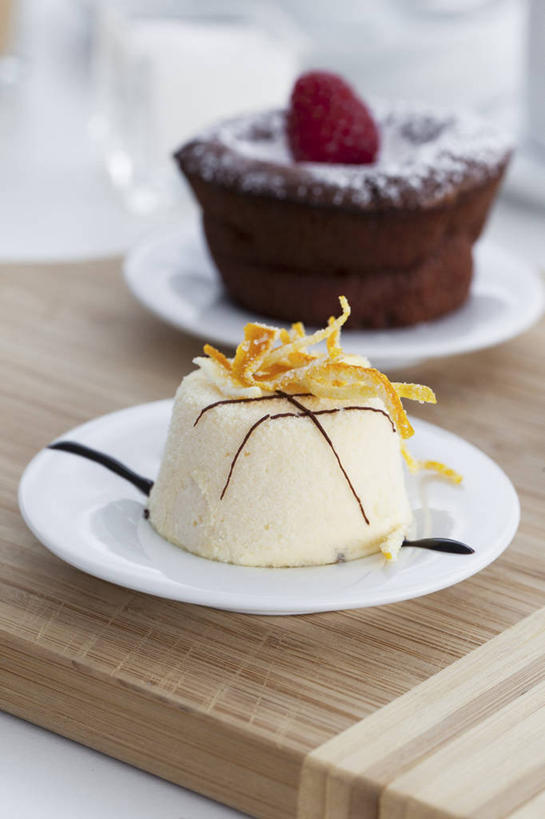 无人,竖图,俯视,室内,特写,白天,桌面,桌子,柑橘,餐具,水果,阴影,朦胧,模糊,新鲜,反射,木制,碟子,盘,影子,生食,食品,冰激凌,果实,案板,清凉,砧板,食物,两个,盘子,木制品,碟,冷饮,舒服,冰淇淋,有机食品,绿色食品,解暑,解渴,雪糕,舒爽,冰糕,消暑,柑桔,橘子,桔子,彩图,高角度拍摄,大红蜜橘,大红袍,红橘,黄橘,宽皮橘