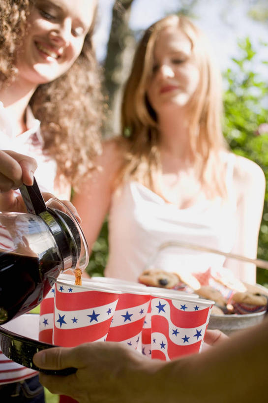 咖啡,西方人,两个人,伙伴,朋友,站,笑,微笑,露齿笑,竖图,室外,白天,仰视,友谊,幸福,杯子,欧洲,欧洲人,倒,握,阴影,服装,朦胧,模糊,光线,壶,影子,咖啡壶,拿,拿着,注视,休闲装,娱乐,饮料,衣服,蓝色,蓝天,天空,阳光,容器,纸制品,天,观察,看,站着,享受,休闲,温馨,休闲服,放松,乐趣,握着,服饰,晴朗,观看,纸杯,察看,提神,舒适,关注,一次性杯子,醒脑,万里无云,软饮料,友情,年轻女性,女人,女性,白种人,晴空,晴空万里,站立,半身,彩图,低角度拍摄