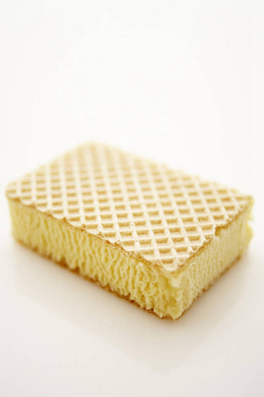 无人,竖图,俯视,室内,特写,白天,白色背景,餐桌,桌子,一块,阴影,反射,影子,冰激凌,清凉,黄色,冷饮,舒服,冰淇淋,摄影,影棚,餐台,解暑,解渴,雪糕,舒爽,冰糕,消暑,彩图,高角度拍摄,影棚拍摄,拍摄,香草冰淇淋