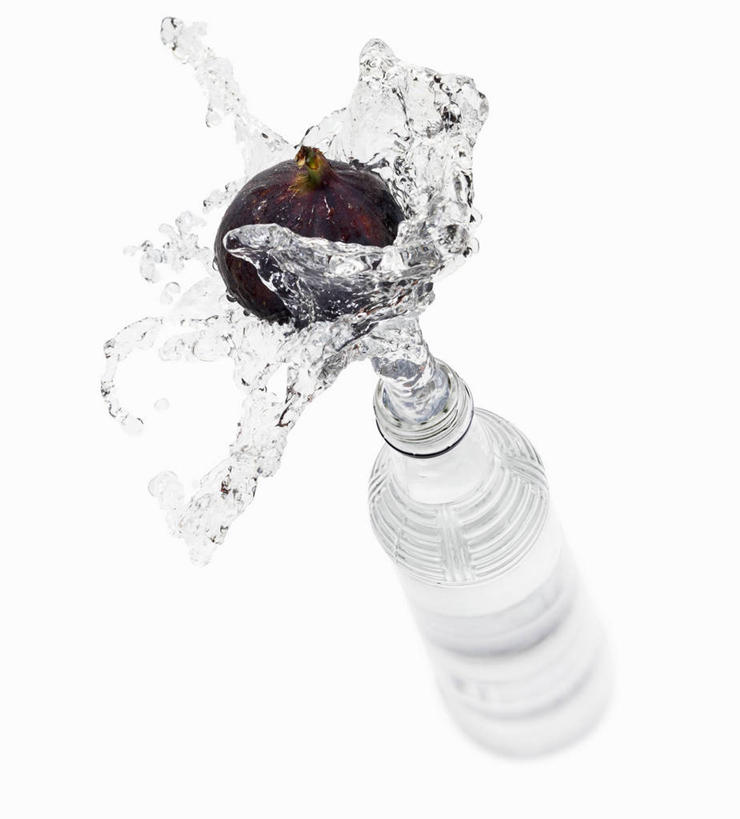 无人,竖图,俯视,室内,特写,白天,白色背景,水,餐桌,桌子,水果,阴影,飞溅,新鲜,溅,反射,液体,影子,水滴,生食,食品,果实,伏特加,酒类,玻璃制品,酒,酒瓶,水珠,食物,一个,玻璃瓶,瓶子,摄影,有机食品,绿色食品,影棚,单个,餐台,一瓶,喷洒,蒸馏酒,彩图,高角度拍摄,影棚拍摄,拍摄