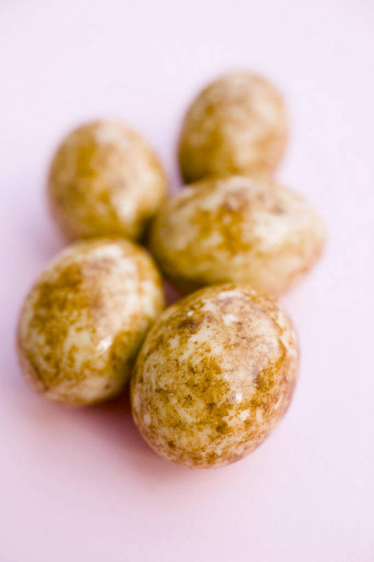 无人,竖图,俯视,室内,特写,白天,餐桌,桌子,复活节,阴影,粉色背景,节日,朦胧,模糊,庆祝,反射,影子,蛋,文化,庆典,摄影,影棚,餐台,纪念,彩蛋,复活节彩蛋,五颗,彩图,高角度拍摄,影棚拍摄,拍摄