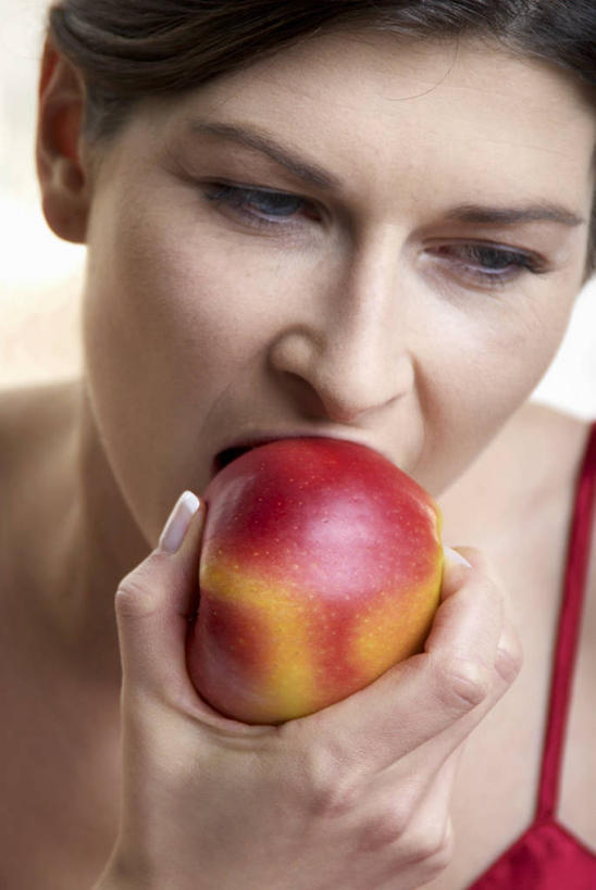 西方人,脸,头,脸颊,手,一个人,吃,竖图,室内,特写,白天,白色背景,正面,苹果,水果,欧洲,欧洲人,仅一个年轻女性,仅一个女性,仅一个人,握,服装,新鲜,生食,食品,果实,拿,拿着,注视,休闲装,肩膀,食物,一个,衣服,红色,观察,看,休闲,手部,休闲服,握着,摄影,服饰,有机食品,绿色食品,影棚,单个,观看,单手,察看,关注,年轻女性,女人,女性,白种人,头部,脸部,脸蛋,面部,嚼,食,半身,彩图,影棚拍摄,拍摄